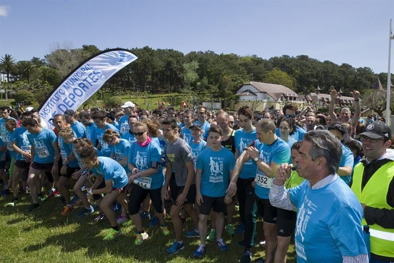 El presidente de Cantabria, Miguel Ángel Revilla, asiste a la salida de la carrera solidaria