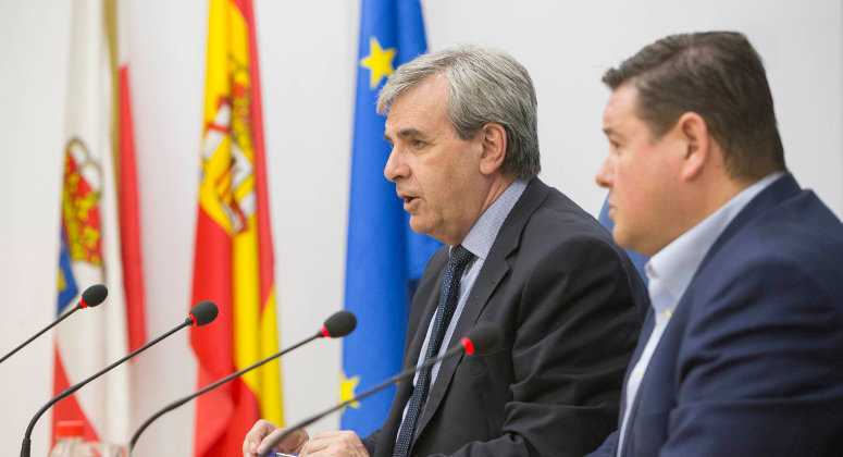 El consejero de Presidencia, Rafael de la Sierra, junto al director de Servicios Generales, Bernardo Colsa