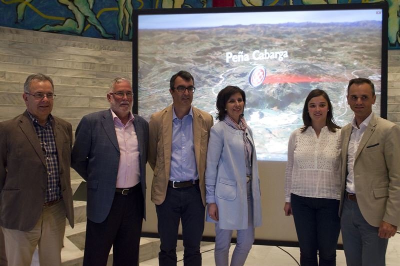 El consejero de Educación, Cultura y Deporte, Ramón Ruiz, acompañado por el director de La Vuelta, Javier Guillén; la directora general de Deportes, Zara Ursuguía; y los alcaldes de Medio Cudeyo y Los Corrales, Juan José Perojo y Josefina González