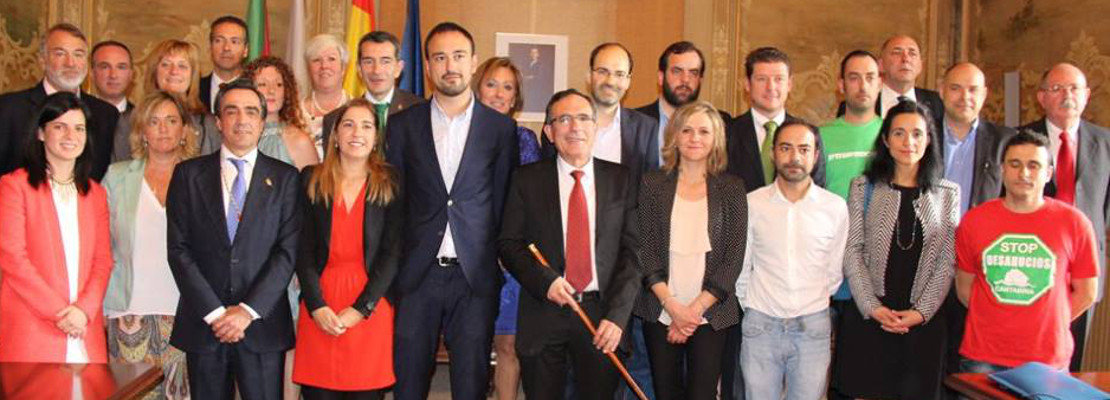 El alcalde de Torrelavega, José Manuel Cruz Viadero, junto a los concejales del Ayuntamiento