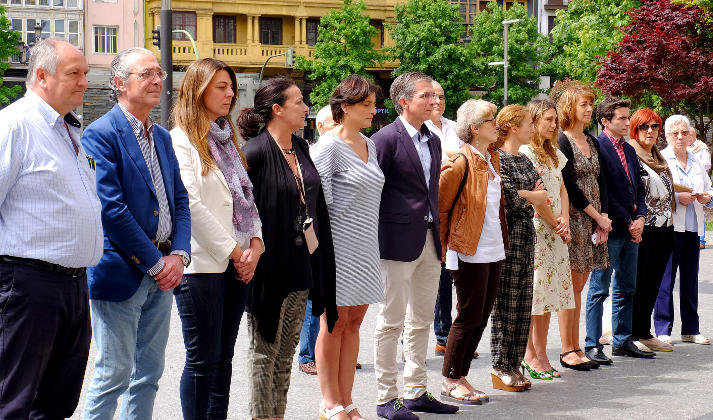 El Ayuntamiento de Santander, durante el minuto de silencio por los atentados de Orlando