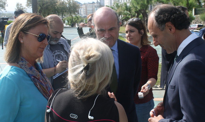 El ministro de Economía en funciones, Luis de Guindos, entre la candidata al Congreso, Ana Madrazo, y el presidente del PP en Cantabria, Ignacio Diego