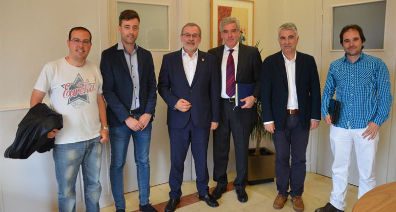 El secretario general del PRC en Santander, José María Fuentes-Pila, junto al rector de la UC, Ángel Pazos