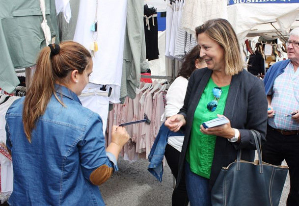 Ana Madrazo durante su visita al mercado de Cartes