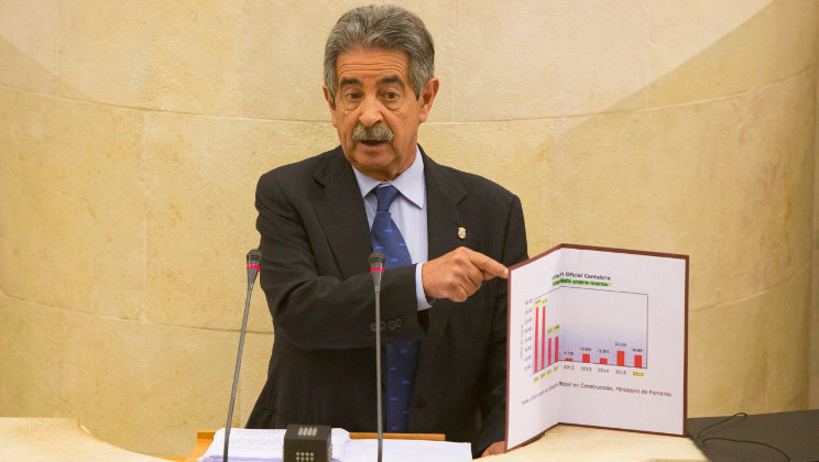 El presidente de Cantabria, Miguel Ángel Revilla, durante su intervención en el Parlamento