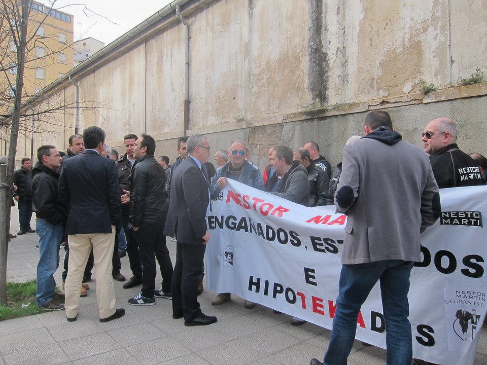 Concentración de la plantilla de Ecomasa frente al Parlamento regional