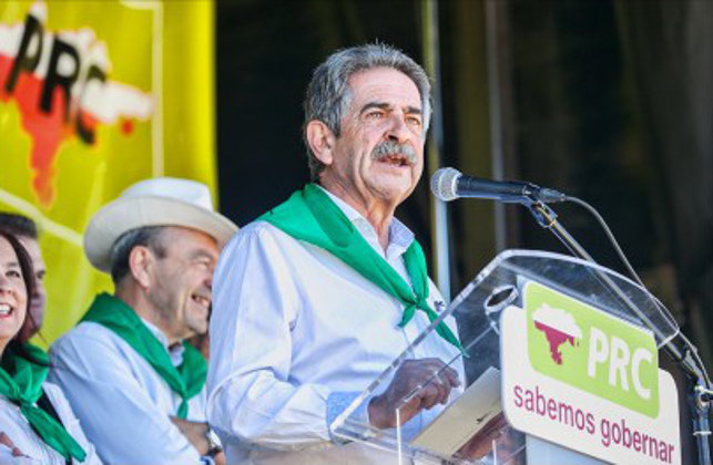 Revilla se dirige a los regionalistas que han acudido a la fiesta del partido celebrada en Noja