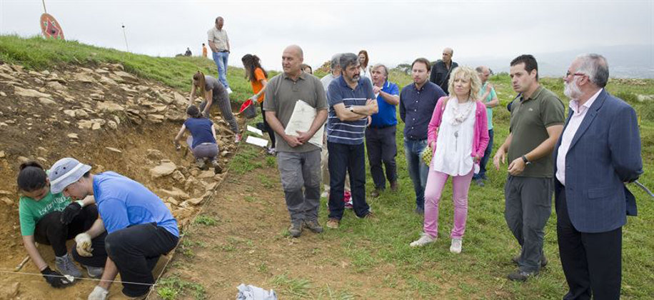 Eva Díaz Tezanos y Ramón Ruiz, durante su visita al Cincho en Santillana del Mar