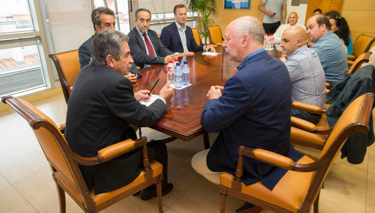 El presidente de Cantabria, Miguel Ángel Revilla, y el consejero de Industria, Francisco Martín, con el comité de empresa de Gerdau