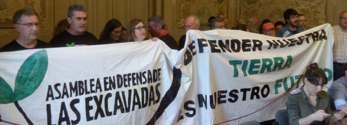 Momento de las protestas de la Asamblea en contra de Las Excavadas durante el Pleno, antes de ser desalojados