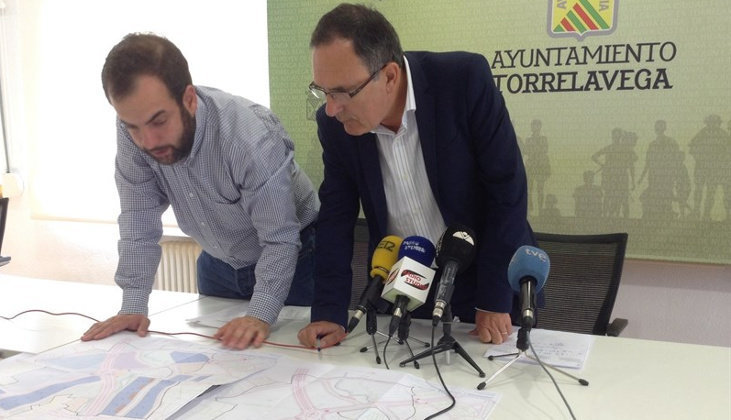 El alcalde de Torrelavega, José Manuel Cruz Viadero, y el concejal de Urbanismo, José Otto Oyarbide, han dado a conocer este viernes en rueda de prensa los pasos dados por PSOE-PRC para retomar este proyecto