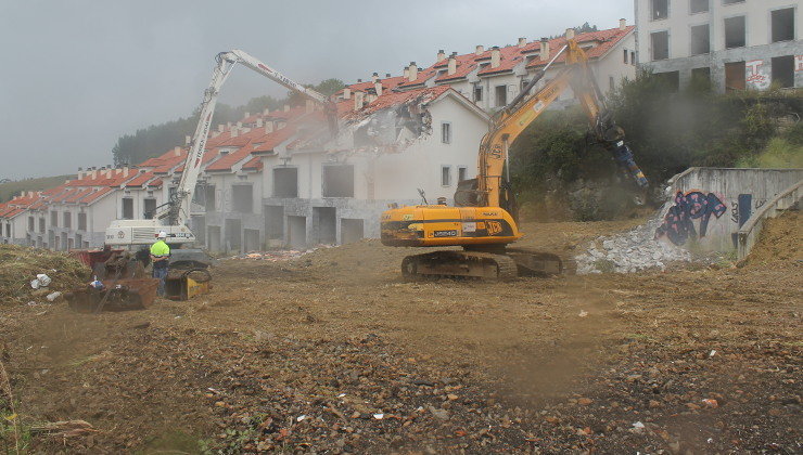 Dos máquinas trabajando en los derribos del Alto del Cuco. Foto: edc