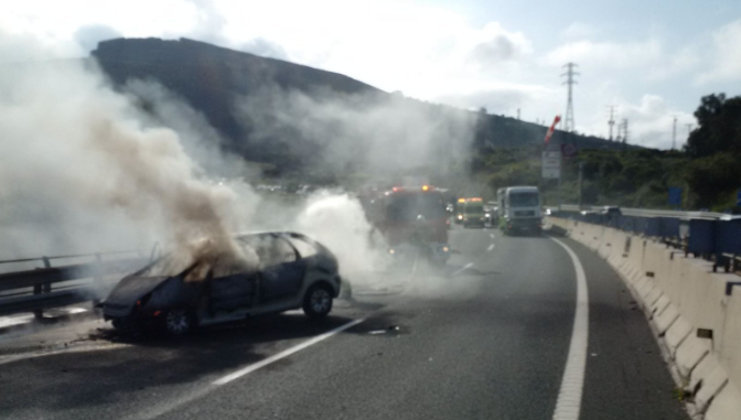 El coche se ha incendiado en mitad de la A-8. Foto: Emergencias Castro