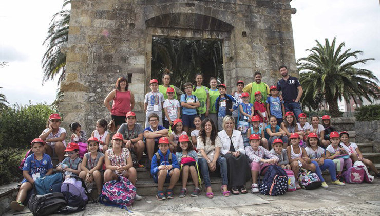 La alcaldesa de Camargo, Esther Bolado, y la concejala Jennifer Gómez, junto a los niños de &#39;Abierto por Vacaciones&#39;