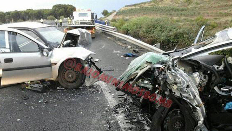 Imagen del accidente en el que ha fallecido un vecino de Mutilva en la N-260 en La Rioja. Foto: Twitter de Bomberos de Logroño.