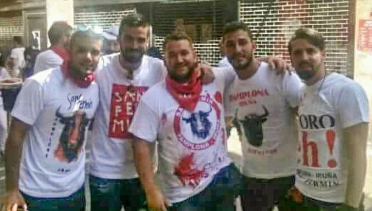 Los cinco acusados por la presunta violación de una joven en Pamplona, durante San Fermín. Prenda (centro), Boza (primero por la izquierda) y Alfonso (el cuarto), junto a Antonio Manuel y Jesús. Foto: Público