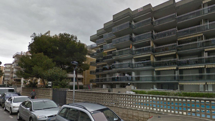 Imagen de la calle Montblanc, en Salou, donde se encuentra el apartamento en el que ha aparecido el cadáver de una joven.