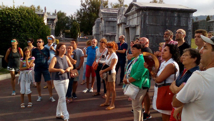 Una de las visitas guiadas al cementerio de Ballena de Castro Urdiales