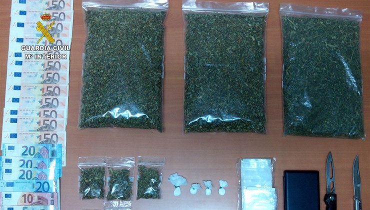 Droga, dinero y armas incautados en Castro Urdiales