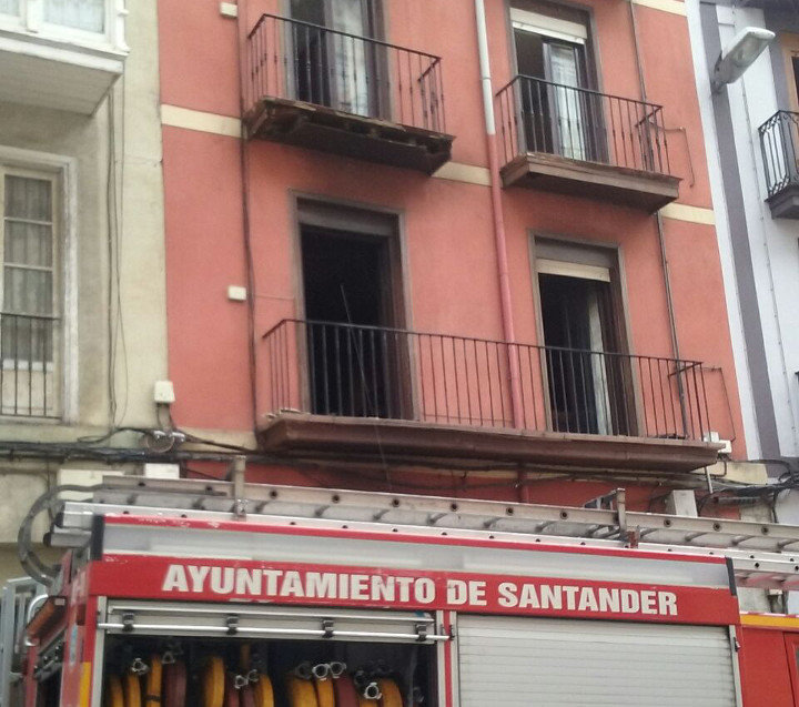 Hay un retén de bomberos presente en el lugar