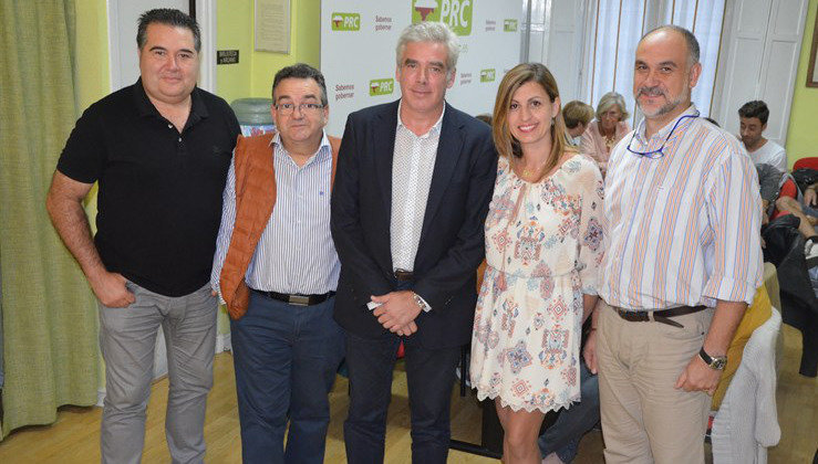 El secretario general del PRC de Santander, José María Fuentes-Pila, junto a los nuevos miembros del Comité Local