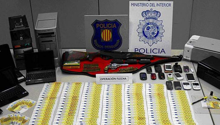 Billetes y armas incautados a la banda especializada en falsificación de moneda