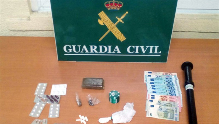 Droga y dinero incautados por la Guardia Civil