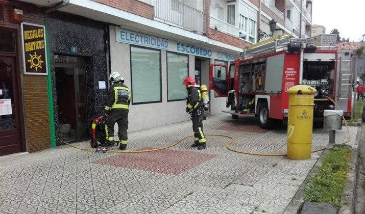 Rescatado el afectado, los efectivos del 112 han procedido a extinguir las llamas y a evacuar la nube de humo