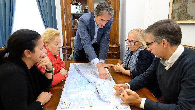 El alcalde de Santander, Íñigo de la Serna, presenta el proyecto de la calle Jiménez Díaz a los vecinos