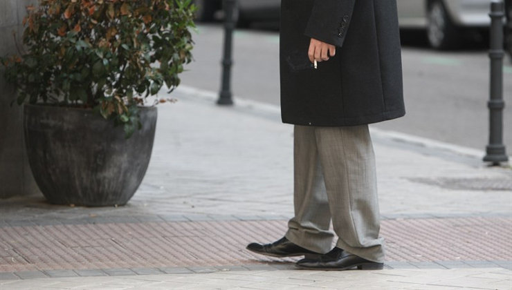 Un hombre fumando