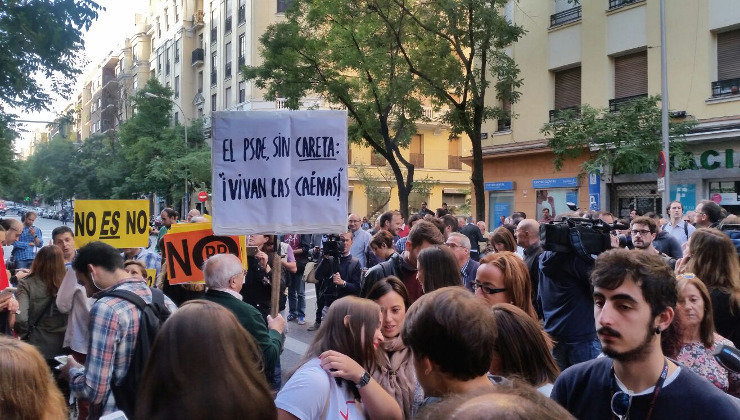 Imagen de archivo de las pasadas protestas de militantes del PSOE ante la sede central del partido, en la madrileña calle Ferraz