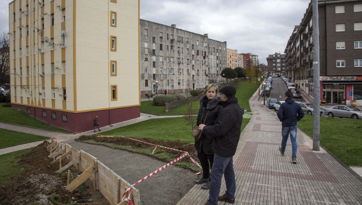 La alcaldesa de Camargo, Esther Bolado, visita las escaleras del Barrio El Carmen