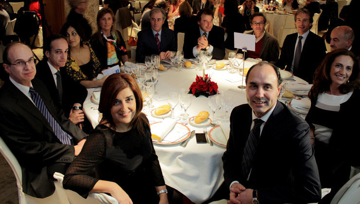 El líder del PP, Ignacio Diego, junto a María José Sáenz de Buruaga y, al fondo, Francisco Rodríguez Argüeso y José Manuel Igual en una comida de Navidad