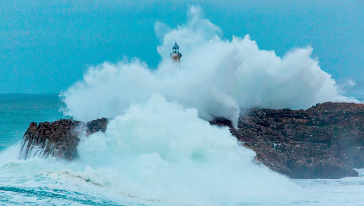 El faro de la isla de Mouro, en Santander. Foto: Sevi López