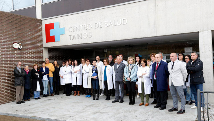 La vicepresidenta del Gobierno, Eva Díaz Tezanos, y el consejero de Economía, Juan José Sota, han participado en una de las concentraciones contra la violencia de género