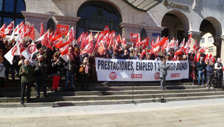 Concentración de CCOO y UGT en la plaza de Alfonso XIII de Santander