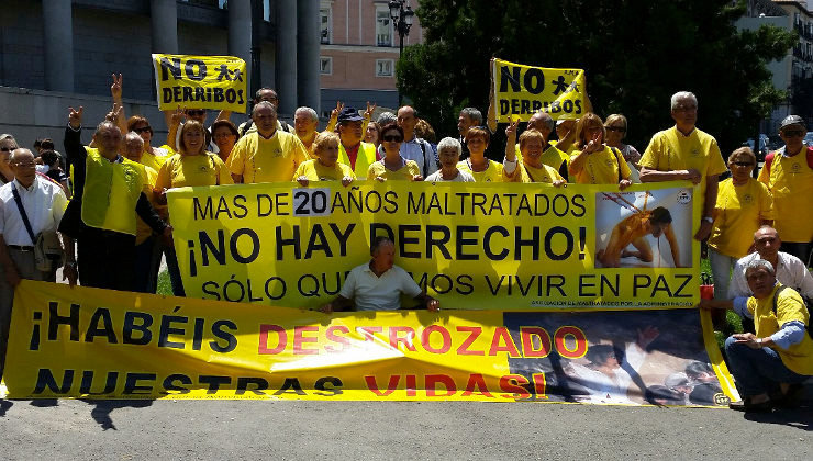 Manifestación de afectados por los derribos frente al Senado