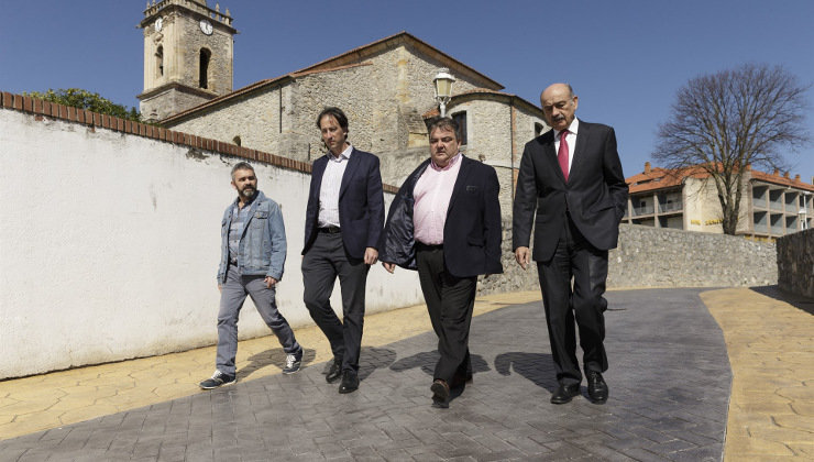 El consejero de Obras Públicas y Vivienda, José María Mazón (der.), junto al alcalde de Noja, Miguel Ángel Ruiz, en la calle Arillo