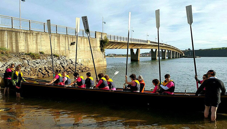 El equipo Estelas Rosas entrena en una trainera de Pedreña. Foto: Facebook (@estelasrosas)