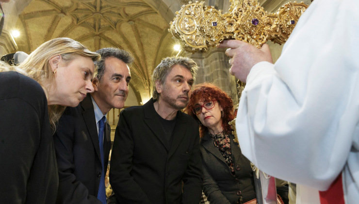 El consejero de Industria, Innovación, Turismo y Comercio, Francisco Martín, junto al cantante Jean-Michel Jarre en la presentación de su actuación en el Año Jubilar