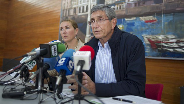 El alcalde de Castro Urdiales, Ángel Díaz-Munío (CastroVerde), y Ainhoa Pérez San Miguel, del PSOE, durante la presentación del pacto de Gobierno en 2015