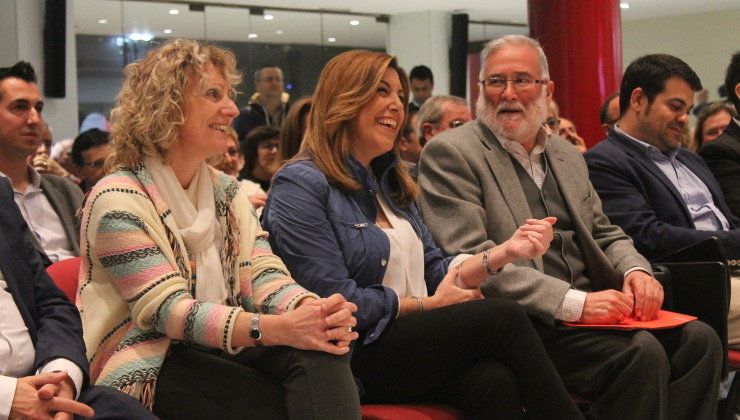 Susana Díaz, entre Eva Díaz Tezanos y Ramón Ruiz