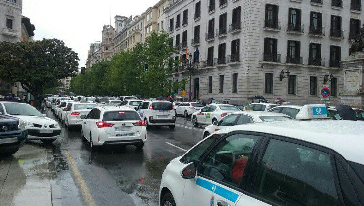 Los taxistas se han manifestado frente a Delegación del Gobierno