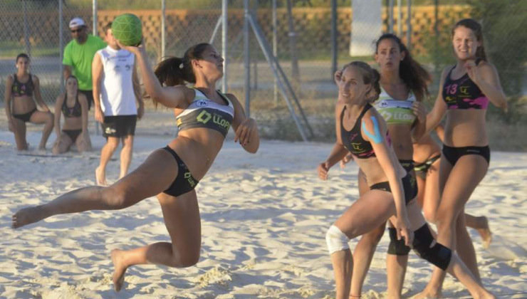 Partido de balonmano playa femenino