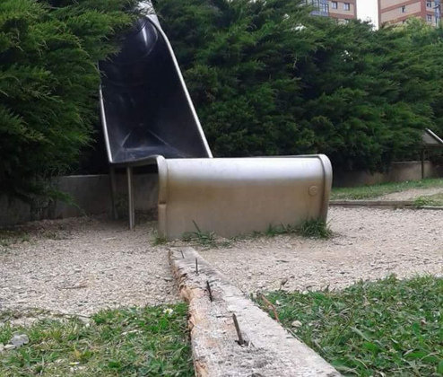 Madera con clavos encontrada dentro del tobogán en el Parque de Las Llamas de Santander