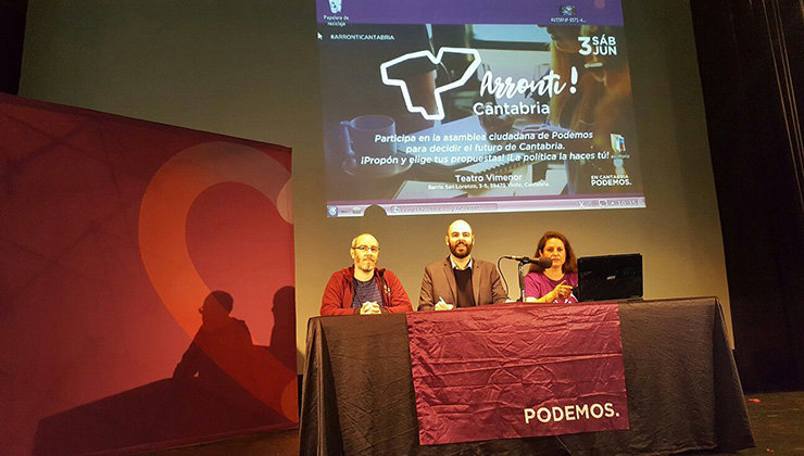 Julio Revuelta, flanqueado por Jon López y Mabel Ojeda, durante la apertura de la asamblea ciudadana Arronti