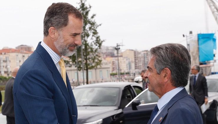 El Rey Felipe VI saluda a Miguel Ángel Revilla