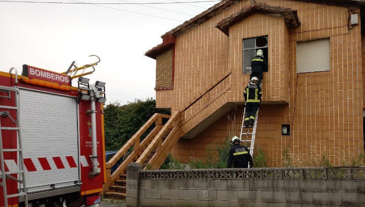 Los bomberos han ayudado a un miembro sordo de la PAH a salir de su vivienda