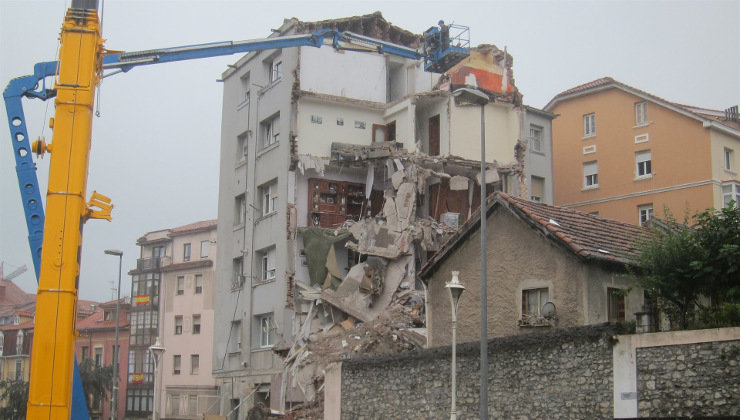 Trabajos de desescombro en el edificio de Santander