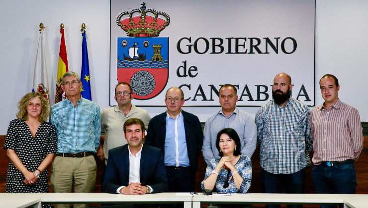 La directora general de Turismo, Eva Bartolomé (sentada) junto a representantes de los seis ayuntamientos